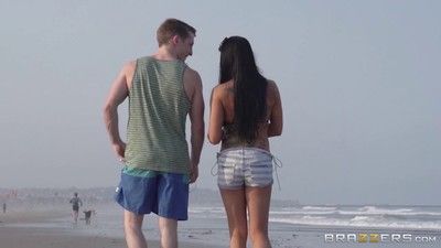 罗米 雨 喜欢 性爱 上 的 海滩 在 她的 度假 时间