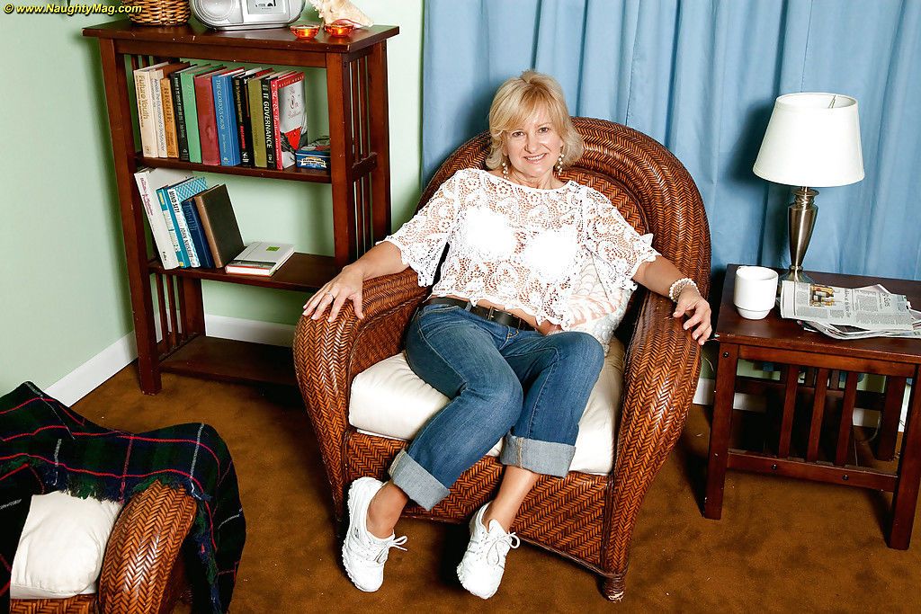एमेच्योर परिपक्व महिला ऐली एंडरसन अलग करना और प्रसार उसके पैर