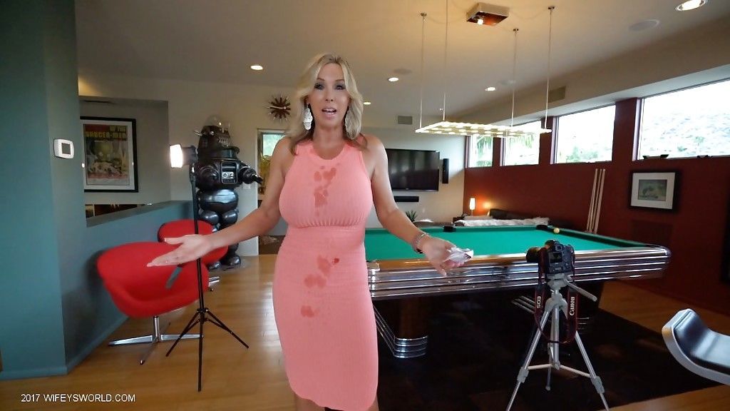 Bekleidet Blonde Hausfrau Sandra Otterson Modellierung auf Balkon und Pool Tabelle Teil 2