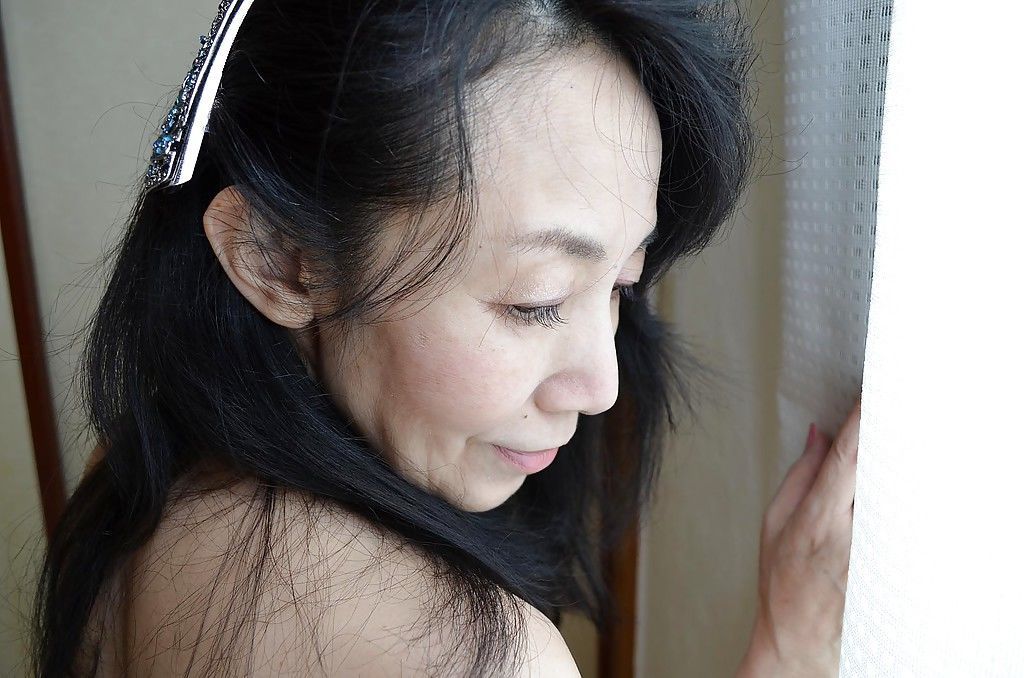رائعة تبحث الطبيعية الثدي على tsuyako miyataka الذين هو A شعر ناضجة جزء 2