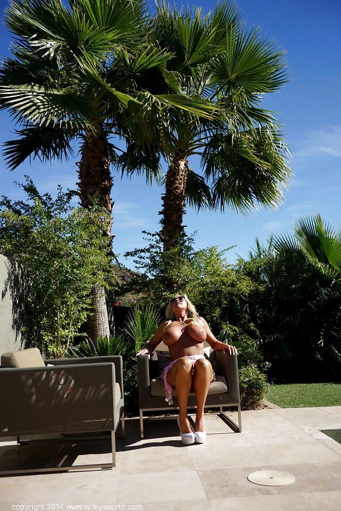 Topless ama de casa Sandra Otterson muestra off Él grande natural los piqueros