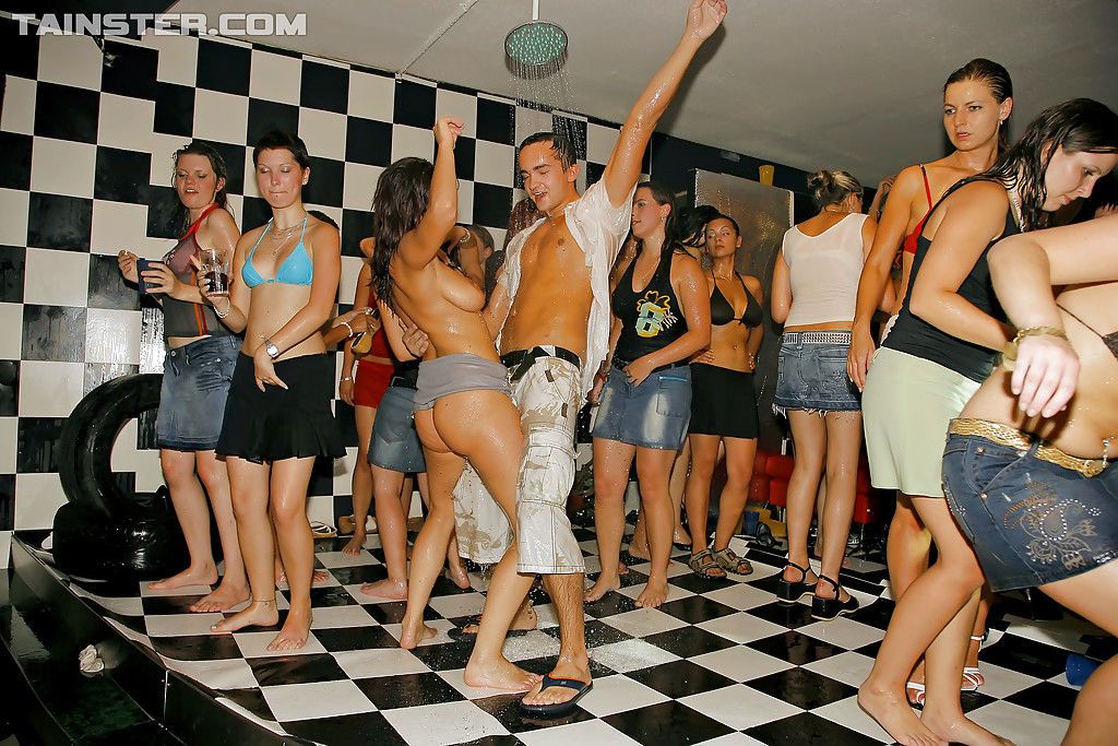 Luscious milfs สนุกกับ ป่า เซ็กส์ orgy ตอน คน เมา เซ็กส์ งานปาร์ตี้ ส่วนหนึ่ง 2