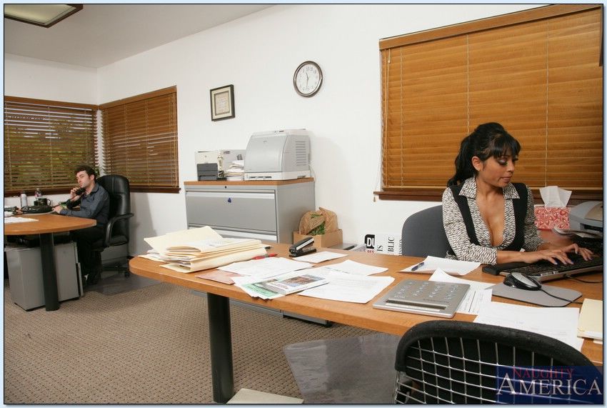 Ravishing Hindu milf Priya Anjali Rai pontuação enorme pau no o office