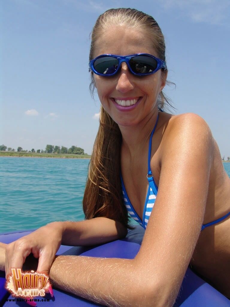 Bikini placcato Lori anderson in Occhiali ostentando Il suo Perfetto corpo su il Spiaggia