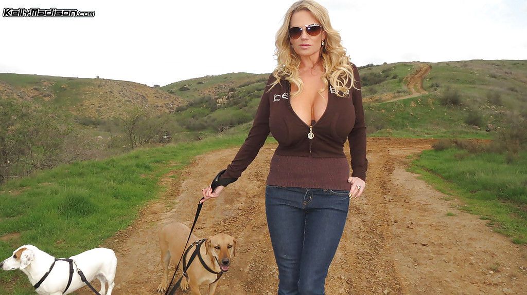 جبهة تحرير مورو الإسلامية الهواة كيلي ماديسون هو بعد A لطيفة المشي مع لها الكلاب