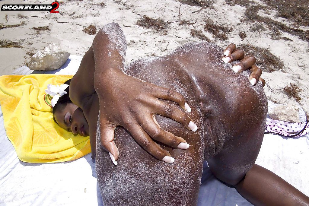 Siyah anne Nikki Jaye azat büyük juggs Gelen Bikini açık havada Üzerinde Plaj PART 2