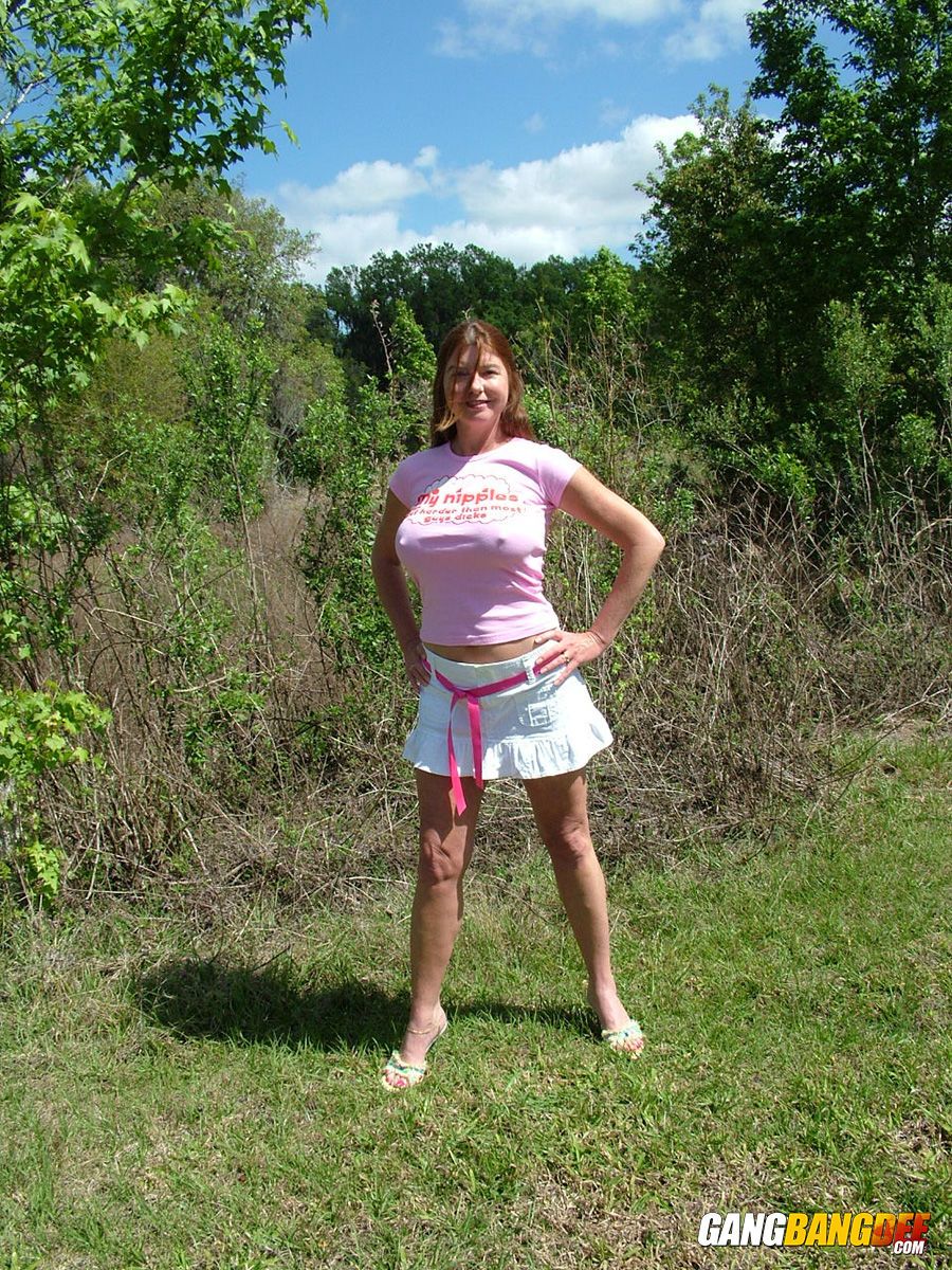 volwassen Vrouw dee delmar laat uit haar haar groot tieten in achtertuin