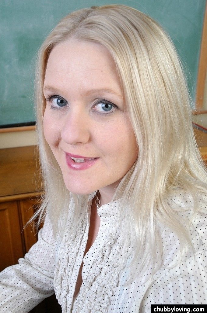 Fettsäuren Reifen Blonde Samantha zeigt Ihr Big boobies in die Klassenzimmer