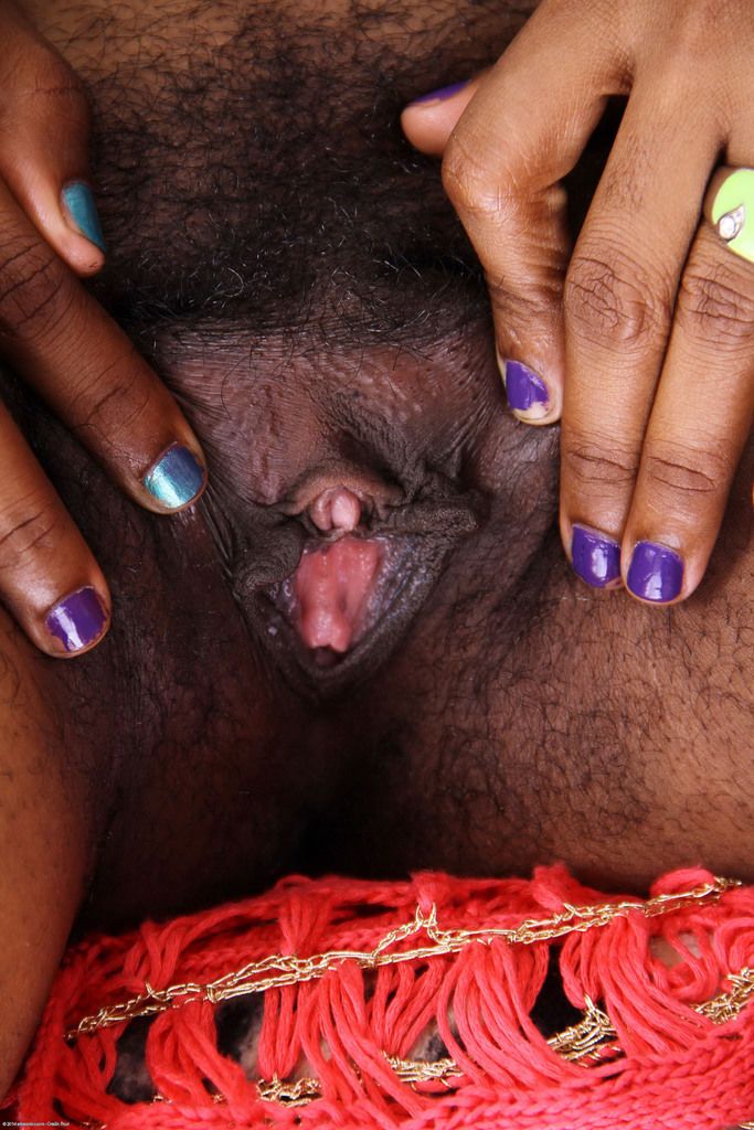 Ebano solo Ragazza Fragola espone Il suo clitoride dopo stripping nudo