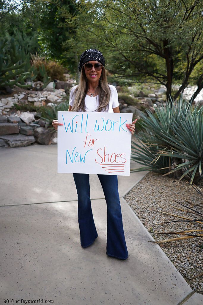blond Hausfrau Sandra Otterson Modellierung Sonnenbrille und jeans für Babe Pics
