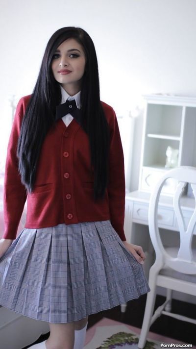 озорной подросток в Школа униформа Зои Куш расчехлять ее Крошечные сиськи