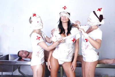 Juggy नर्स के साथ मुंडा योनी नाटकों के साथ एक विशाल कड़ी लंड