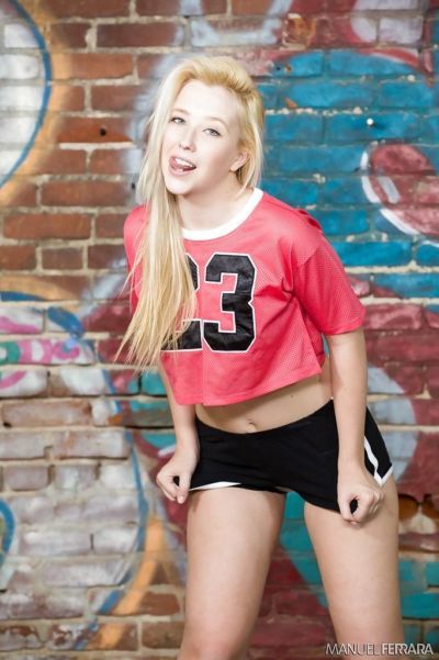 teen pornstar Samantha Rone a remoção shorts para flash Cor-de-rosa calcinha