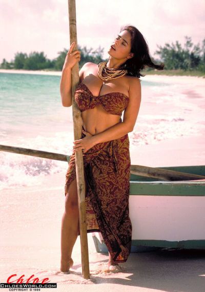 克洛伊 Vevrier 站 裸体的 在 的 海滩 和 美食 与 她的 高级 胸部