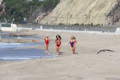 Nóng Bãi biển Cô gái kìa trong đồ bơi & trần Chân tập thể dục trên đầu gối Phô gợi cảm Đít