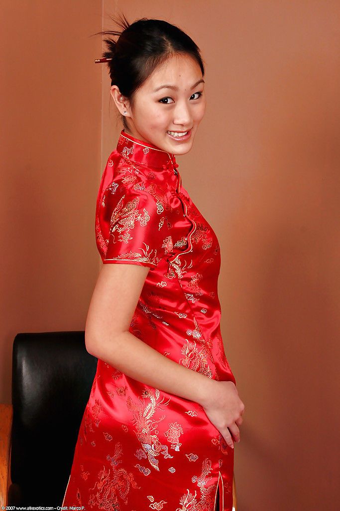 Aziatische amateur Evelyn Lin baring Perfect Babe type Kleine tieten en phat kont