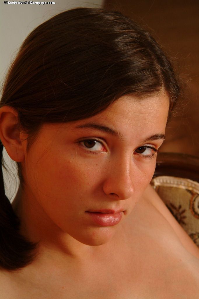 charmant adolescent Babe Avec gros seins Karina se masturbe temporaires