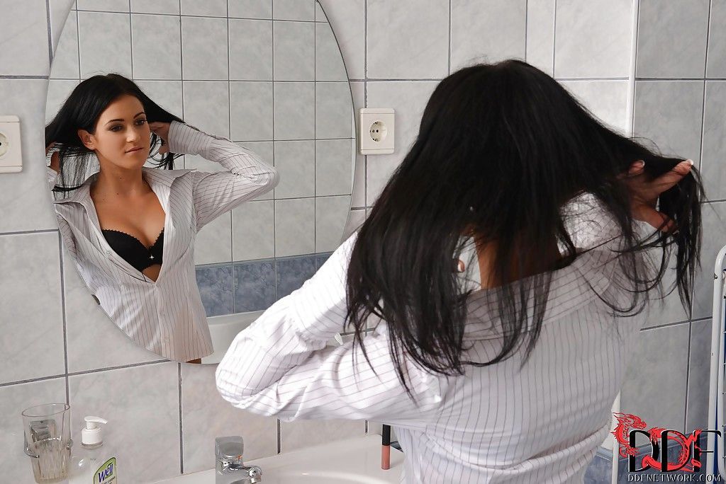 आकर्षक काले बाल वाली प्यारी करता है एक रिवर्स स्ट्रिपटीज़ में के स्नानघर