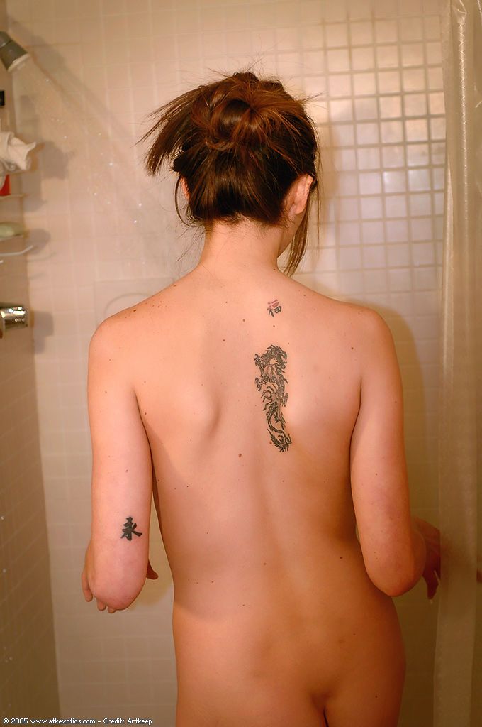 Amateur latina Babe Avec tatouages affichant percé mamelons dans douche