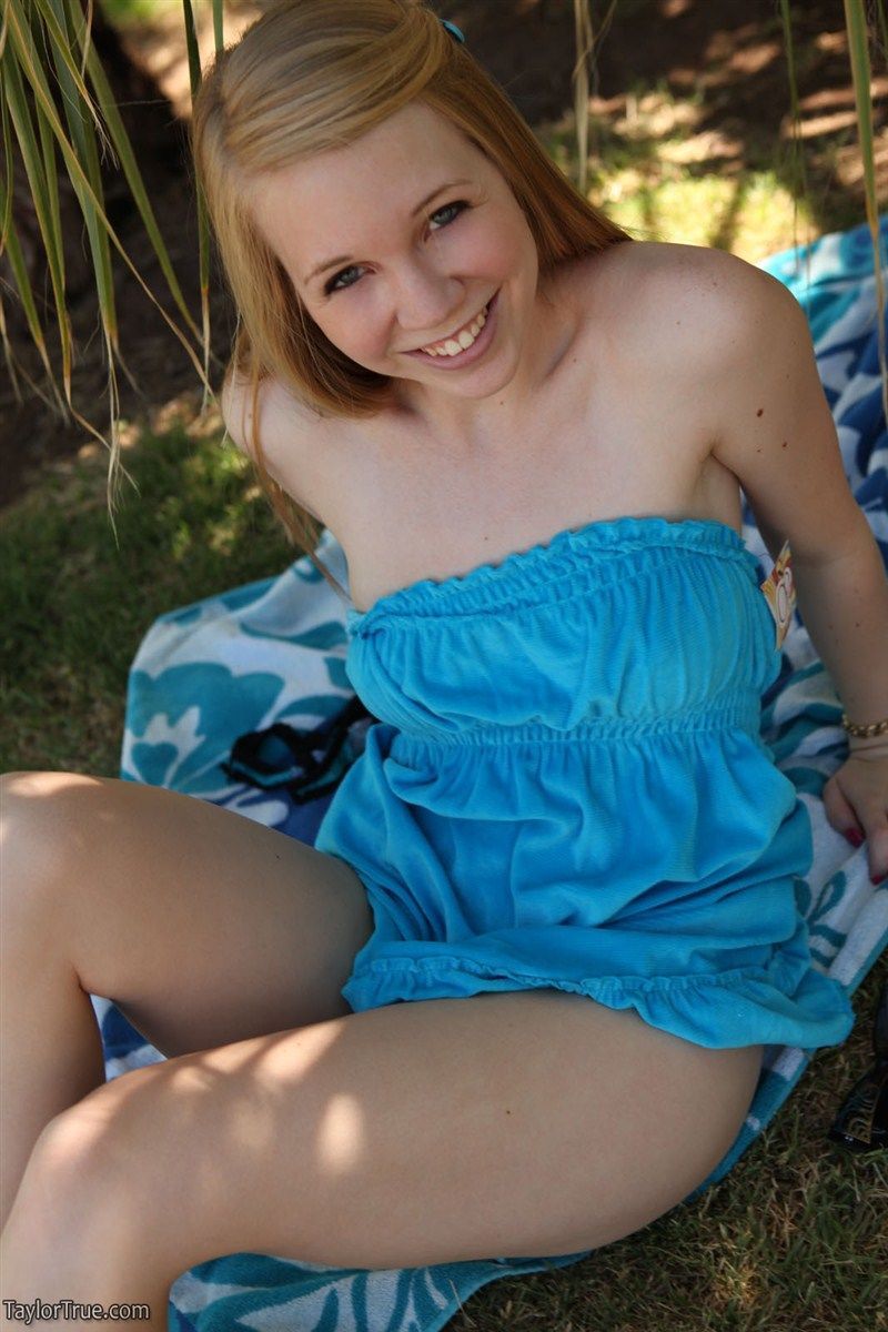 Amateur chick Taylor Cierto parpadea su desnudo Culo bajo Un canopy de los árboles