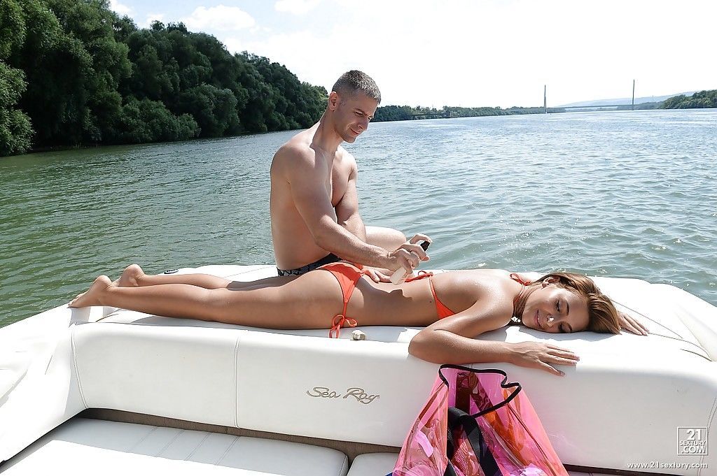 de plein air massage fait pour un européenne Babe dans Un bikini Alexis Brill