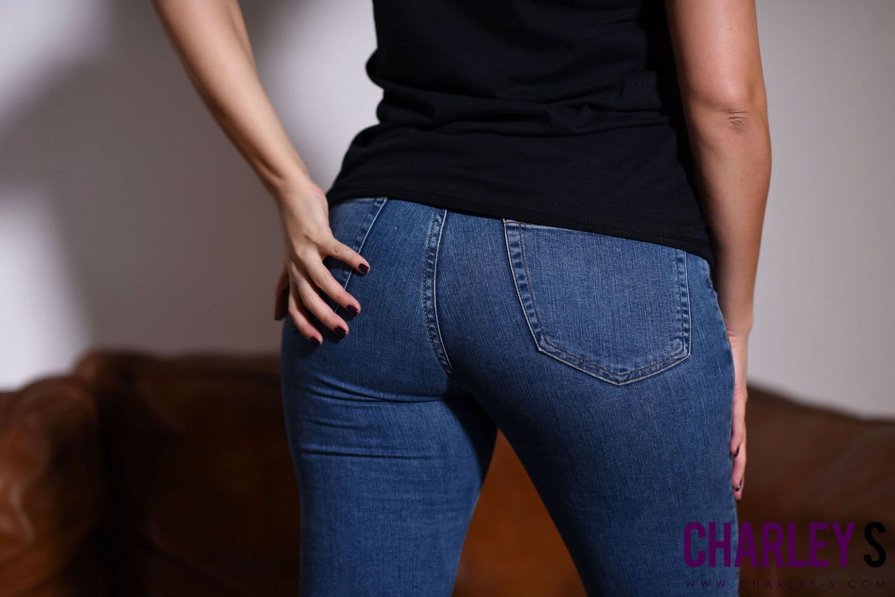 Brunette model Charlotte springer onthult naakt tieten terwijl peeling Jeans uit