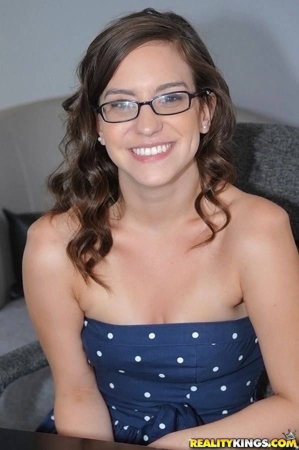 Amateur Küken in Brille Alexa Amore zeigt winzige Titten und spreads slim Beine