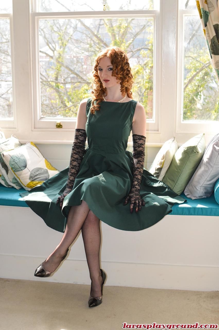 langbeinige Milf Lara Latex lädt und redhead zu pose Mit Ihr :Von: Fenster in Nylons