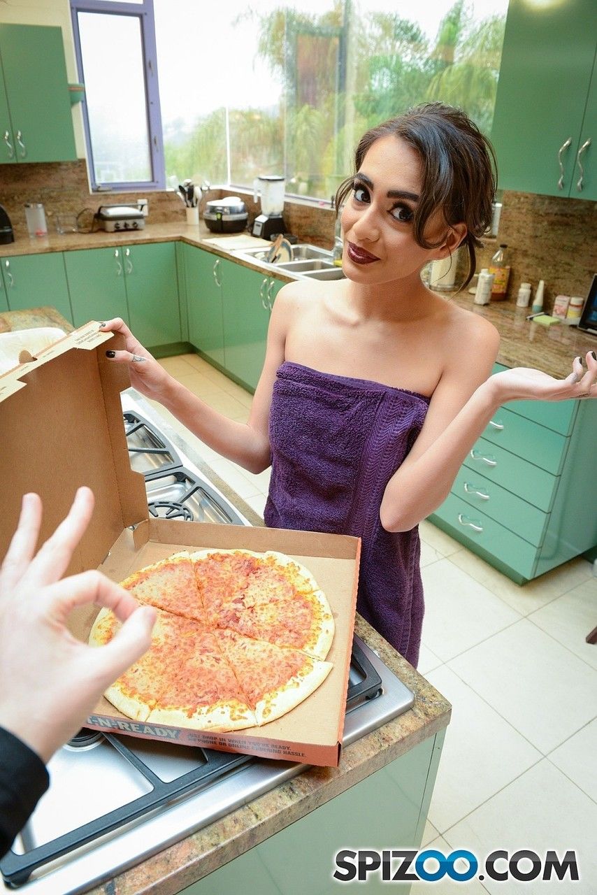 skinny Coed Janice Griffith Downs een slice van Pizza voor slokt een groot dick