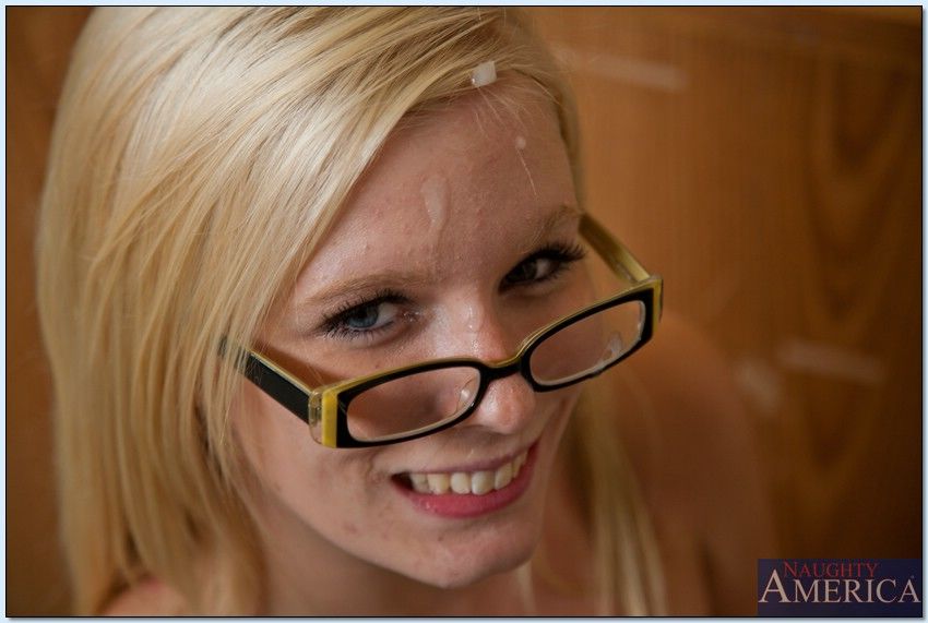 chaud Étudiante Elaina Raye porte Chaussettes et lunettes pour voir la réalité Mieux