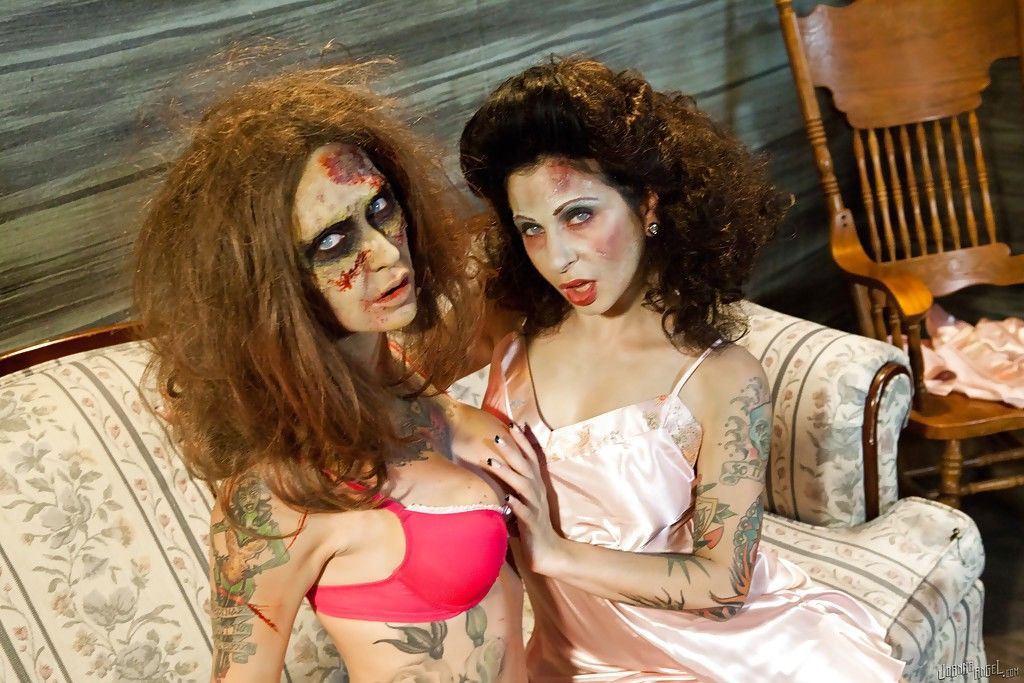 amateur tattoed lesbische vrouwen spelen zombie rollen in De Cosplay Scene