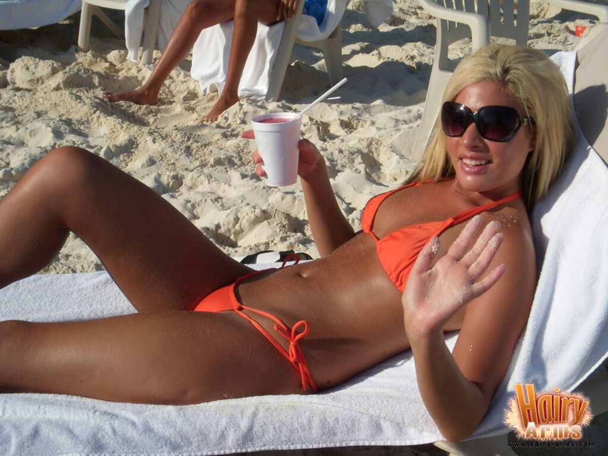 Kıllı Sarışın Lori anderson rahatlatır Üzerinde bir Plaj içinde onu Bikini ve güneş gözlüğü