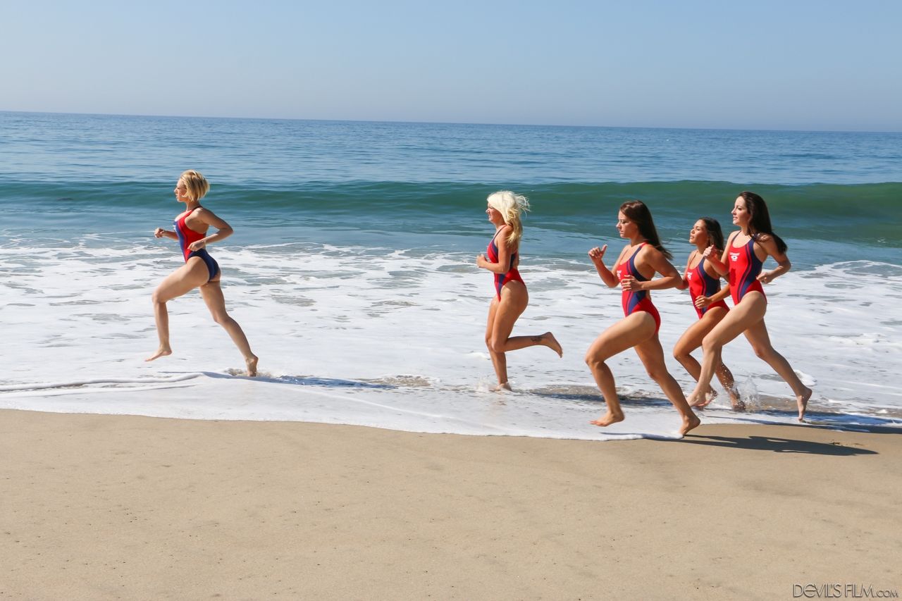 गर्म समुद्र तट लड़कियां में swimsuits & नंगे पैर व्यायाम पर घुटनों दिखा रहा है सेक्सी गांड