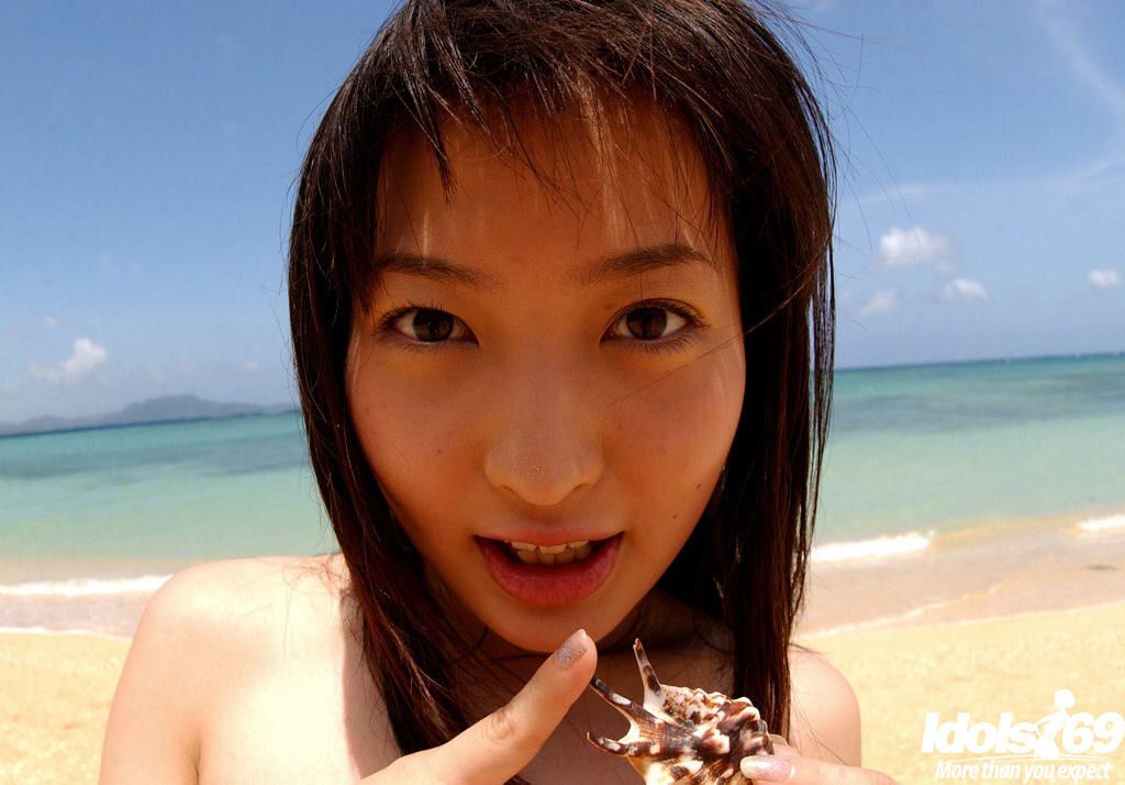 Prachtig Aziatische Babe met groot tieten strippen uit haar Bikini outdoor