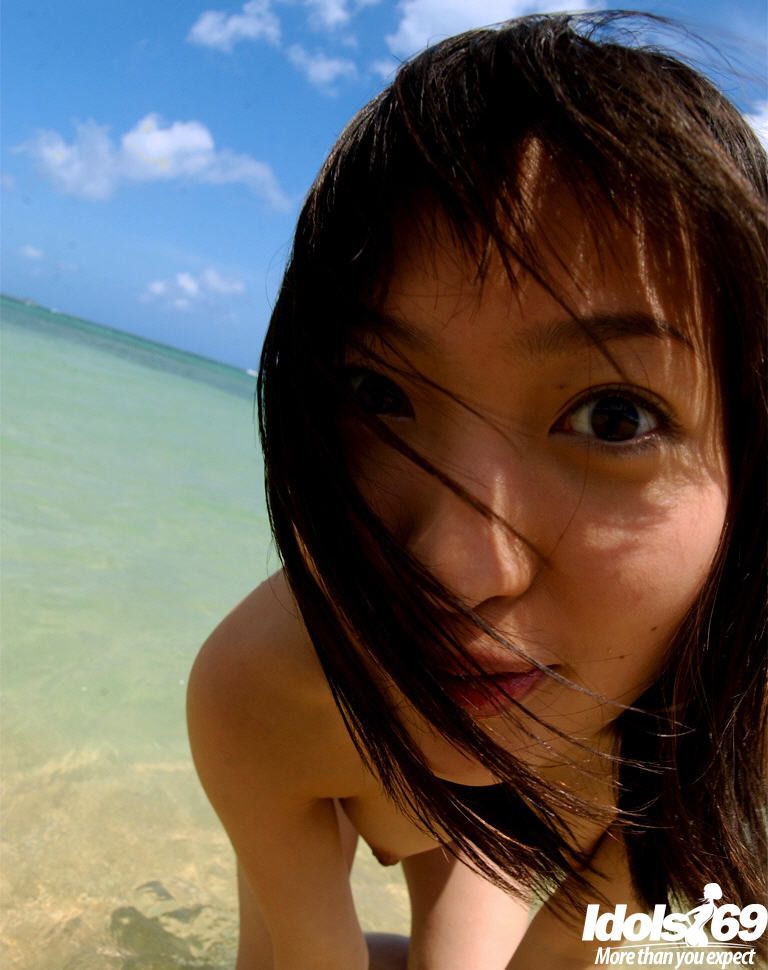 Impresionante Asiático Babe Con grande Tetas pelar off su Bikini al aire libre