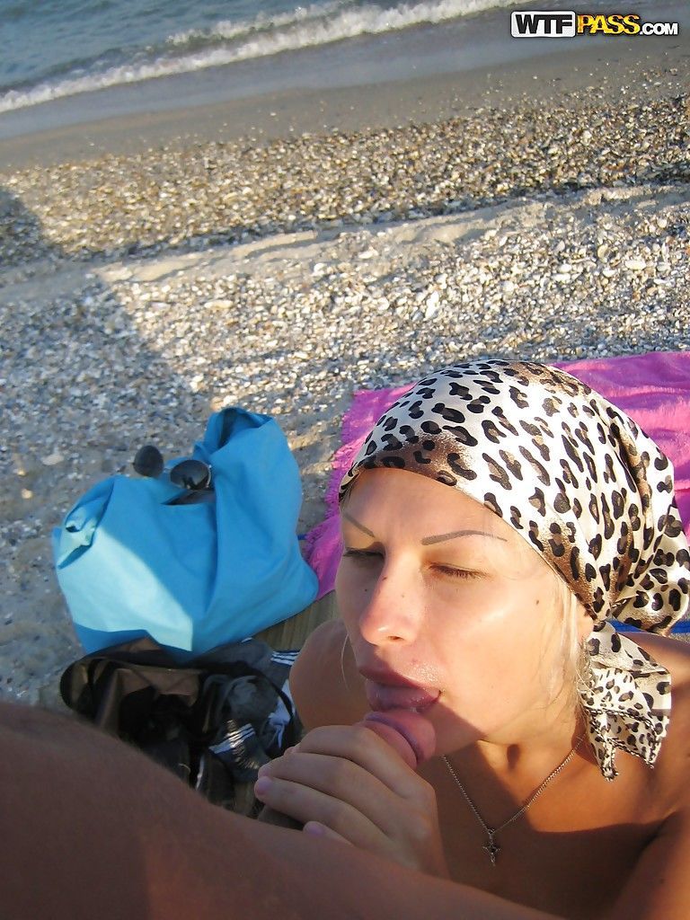 Blondynka Dziewczyna dostaje przejebane na w Plaża w w zwierzęta Akcja