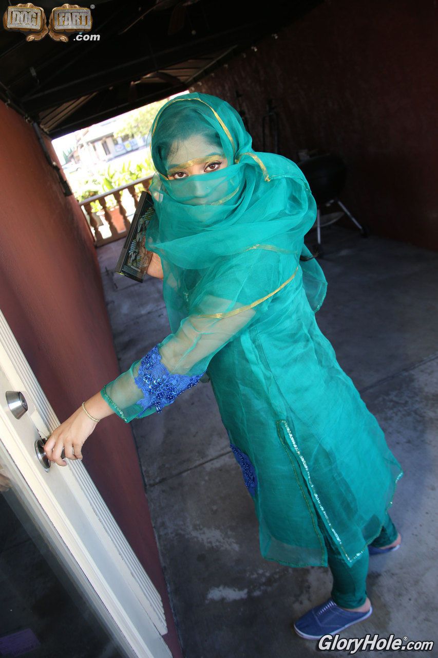 Vêtu indien Nadia Ali obtient Nu après trouver Un bbc piquer thru Gloryhole