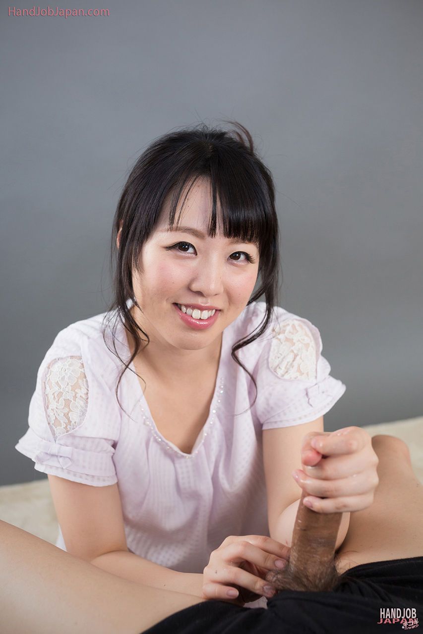 Vestido japonés hembra lame esperma de Los dedos después de dando Un Masturbación con la mano