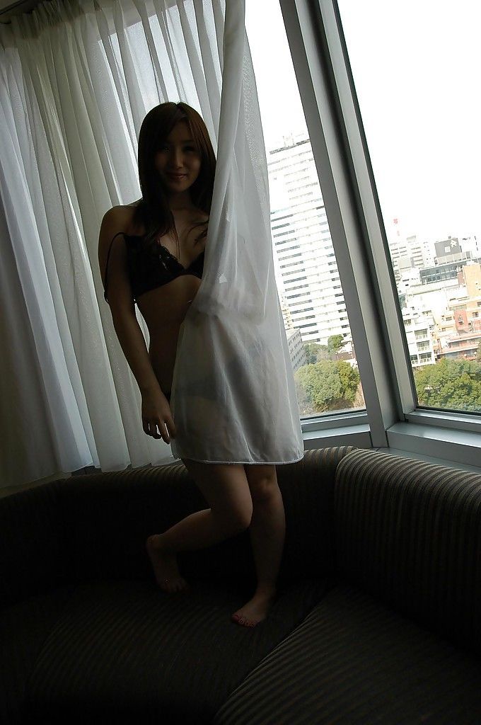 nieśmiały Azji Kochanie z Słodkie uśmiech Шихо Kitahara poślizgu off jej odzież