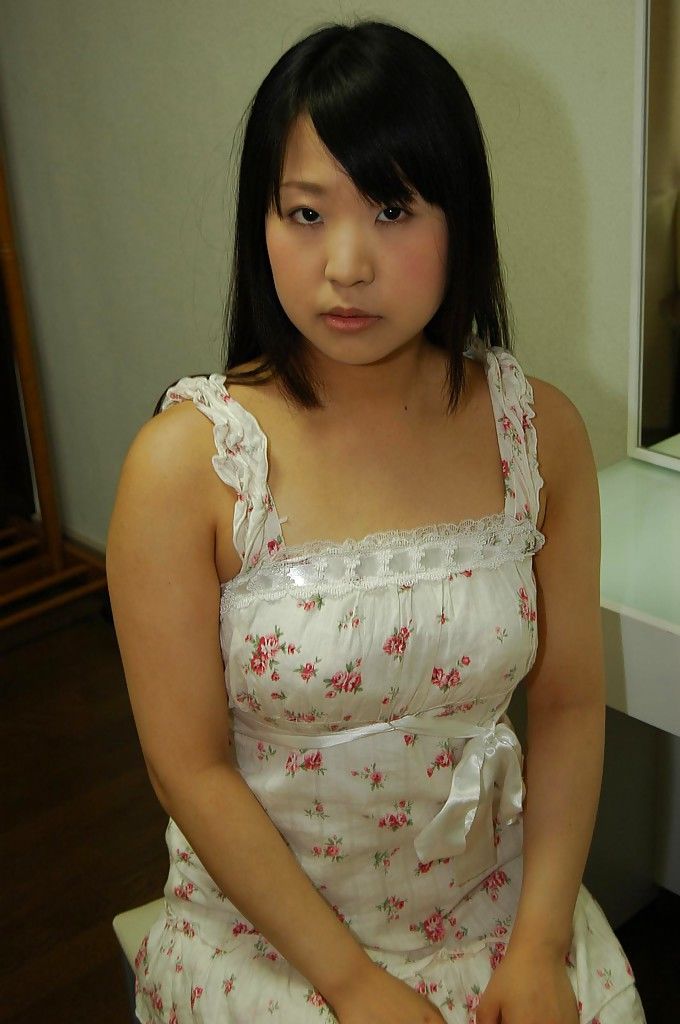 خجولة الآسيوية في سن المراهقة يونيو ماتسوزاكي تجريد أسفل و اللعب مع A هزاز