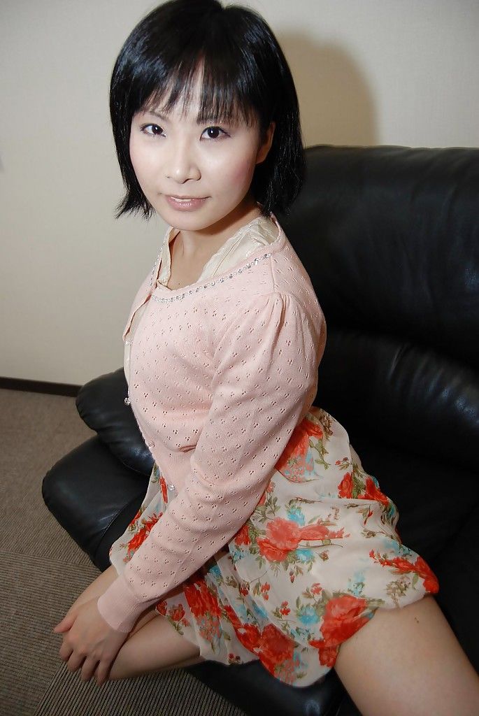 Asiatique Babe Minori Nagakawa décapage en bas et exposer Son Poilu Chatte