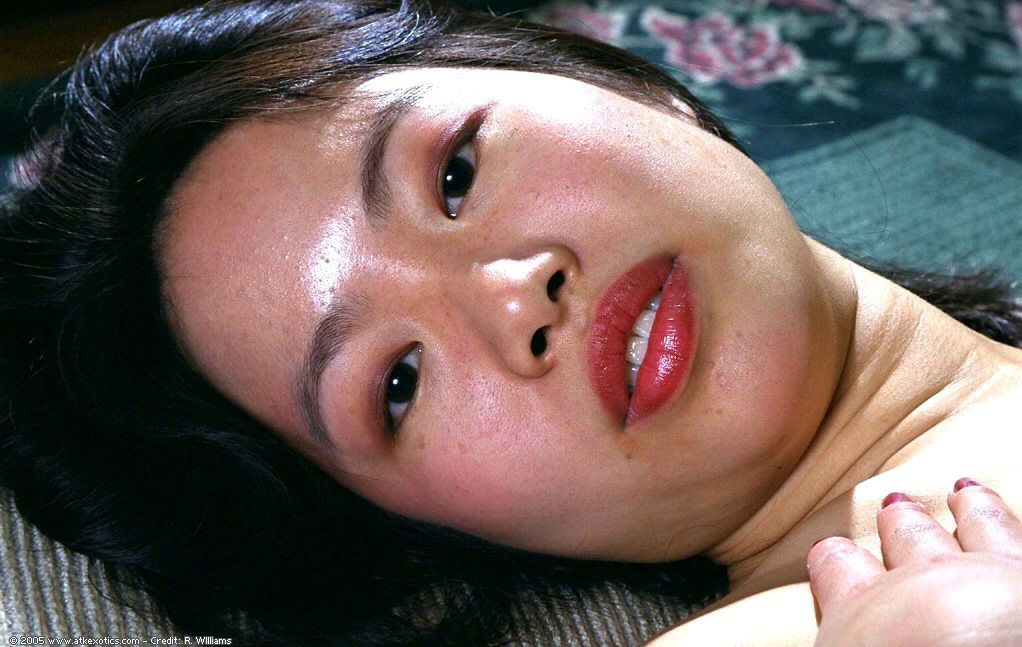 Amateur Asiático Babe Con pequeño Tetas la difusión de Peludo Vagina en medias