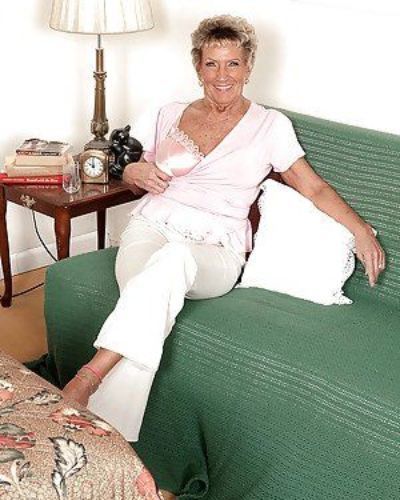 rondborstige Oma Sandra ANN lustfully Speelt met haar kont in strak lingerie