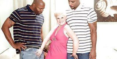 Slutty Oma Juwel ist in interracial groupsex Mit zwei schwarz Jungs