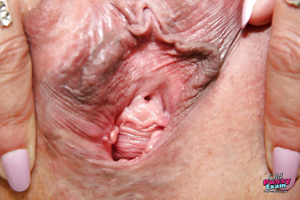 फैटी परिपक्व नर्स के साथ विशाल स्तन मैस्टर्बेटिंग उसके चूत के साथ एक Dildo
