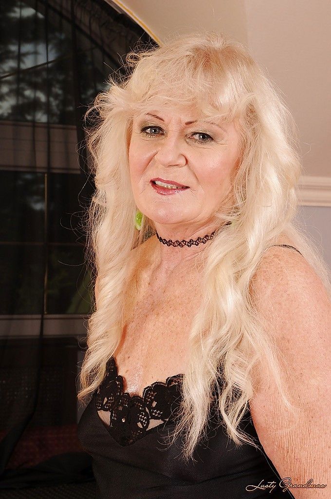 Blonde Oma in Strümpfe Strippen und posing Nackt auf die Bett