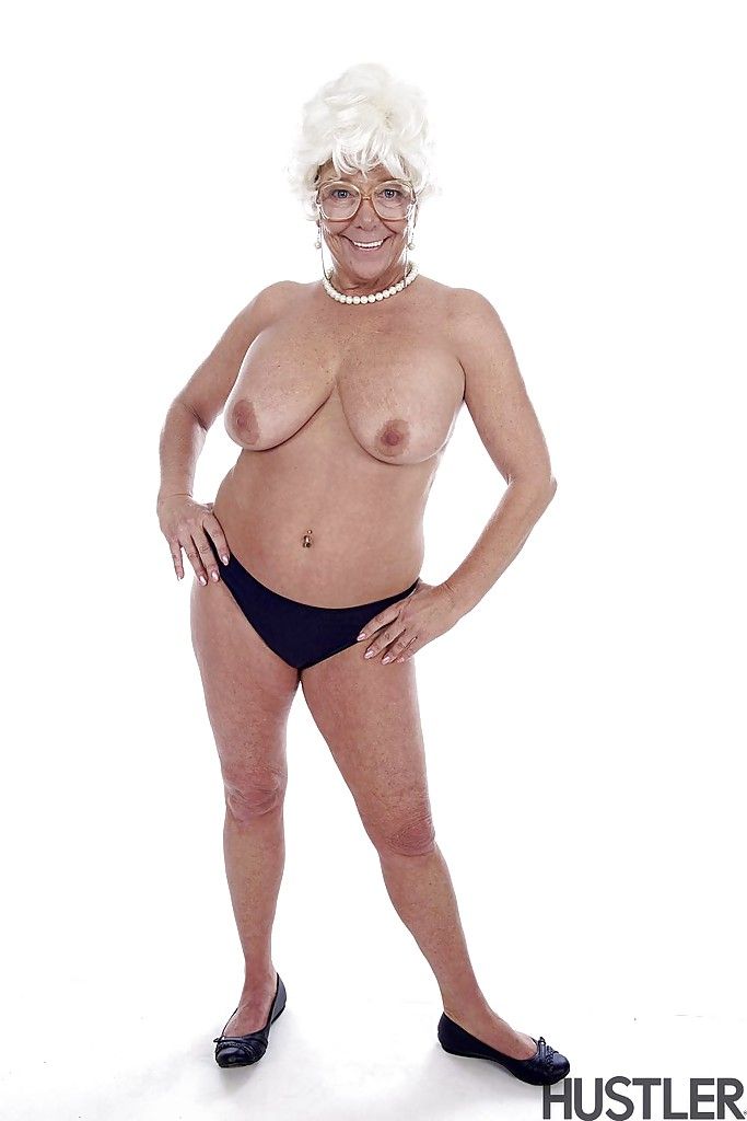 Nonna pornostar Karen Estate modellazione completamente Vestito prima stripping nudo