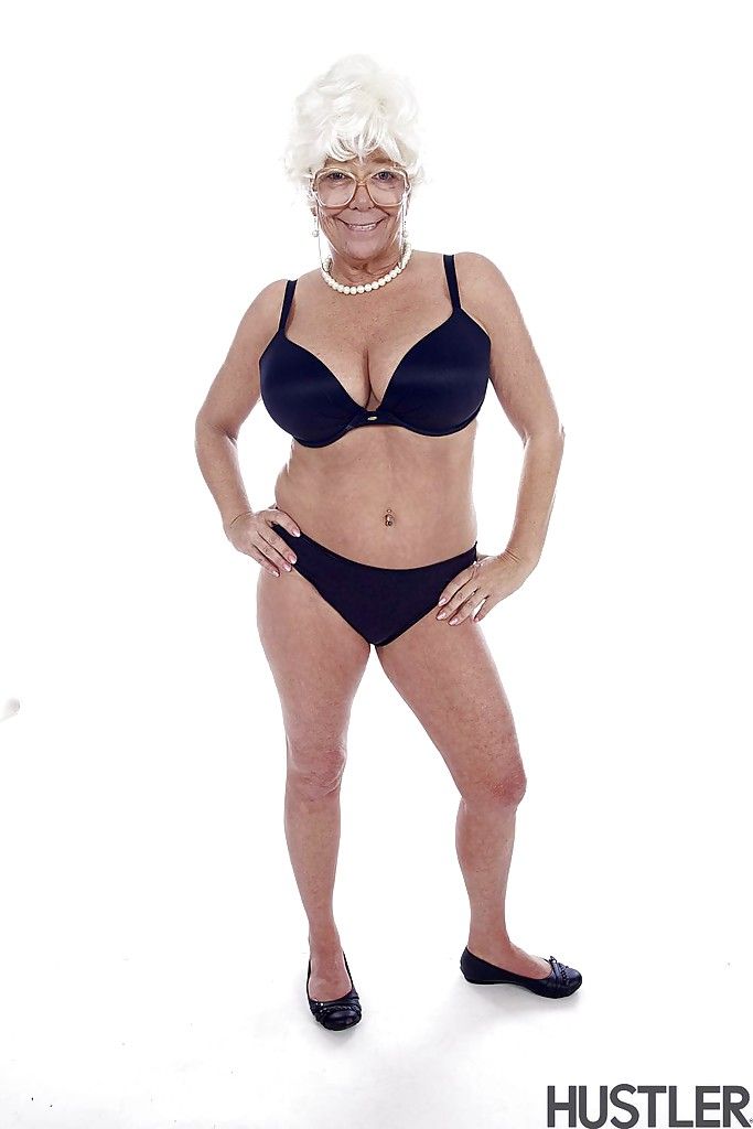 Oma Pornostar Karen Sommer Modellierung voll Bekleidet vor Strippen Nackt