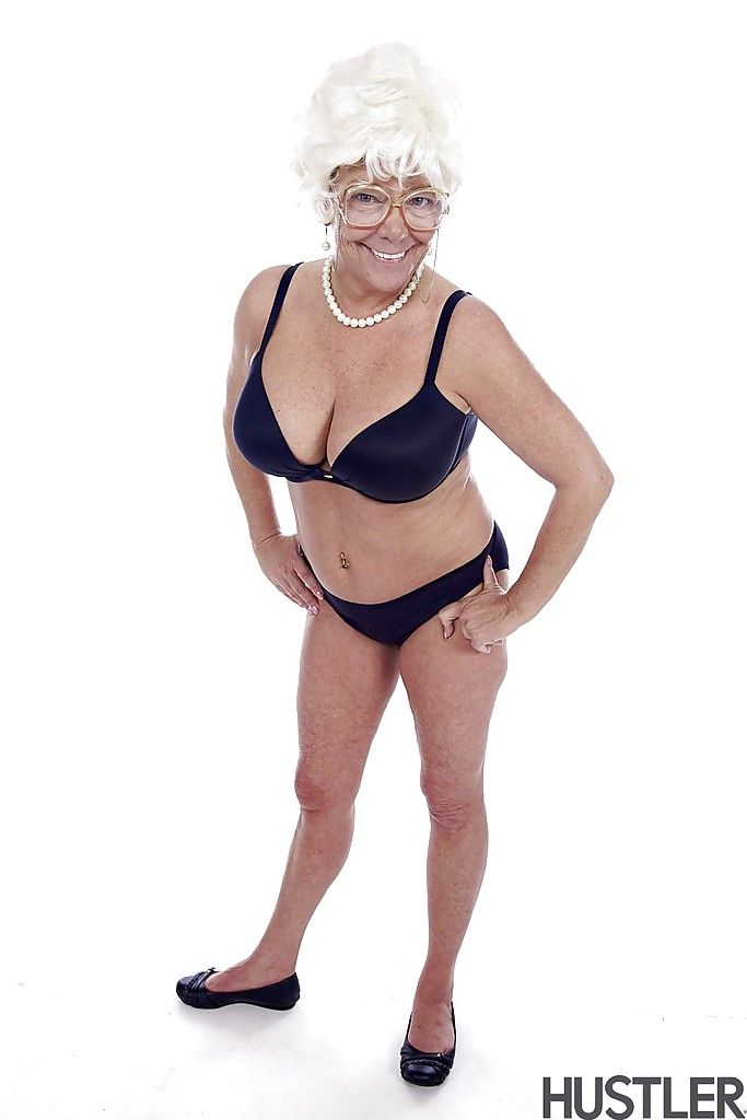 Oma Pornostar Karen Sommer Modellierung voll Bekleidet vor Strippen Nackt