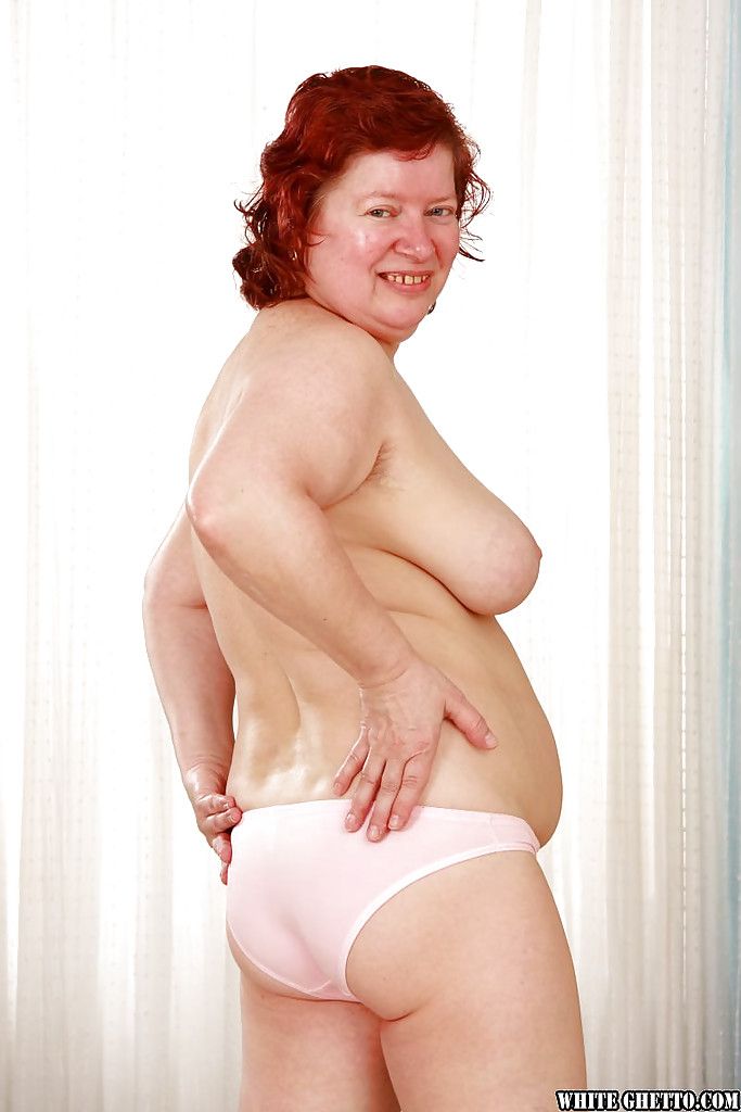 Fettsäuren redhead Oma Mit massive Krüge Strippen aus Ihr Kleidung